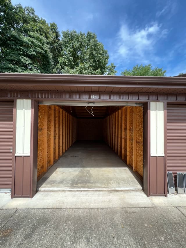 Large storage unit for vehicles and equipment
